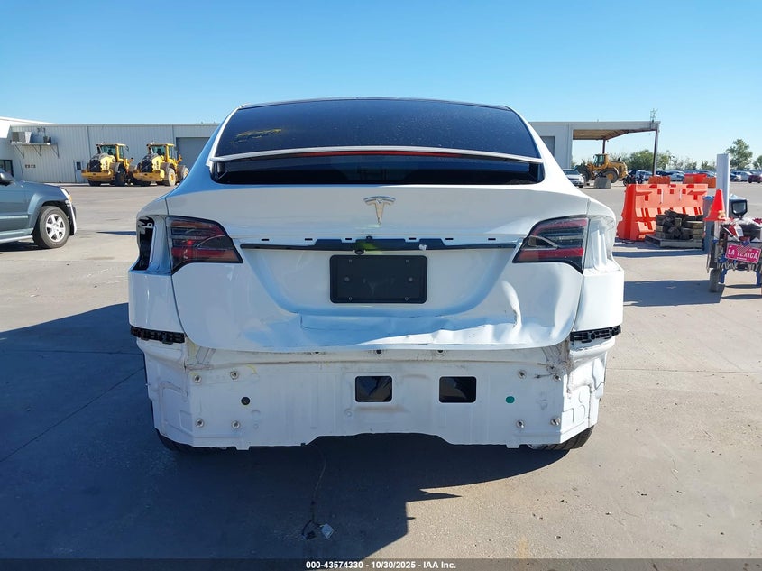 2022 Tesla Model X Dual Motor All-Wheel Drive VIN: 7SAXCBE58NF343818 Lot: 43574330