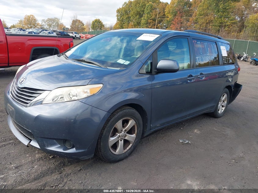 5TDKK3DC2DS383435 2013 TOYOTA SIENNA photo no. 2