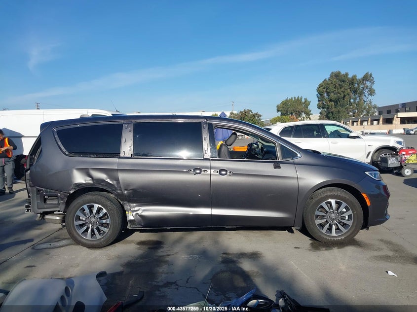 2022 Chrysler Pacifica Hybrid Touring L VIN: 2C4RC1L7XNR139546 Lot: 43577259