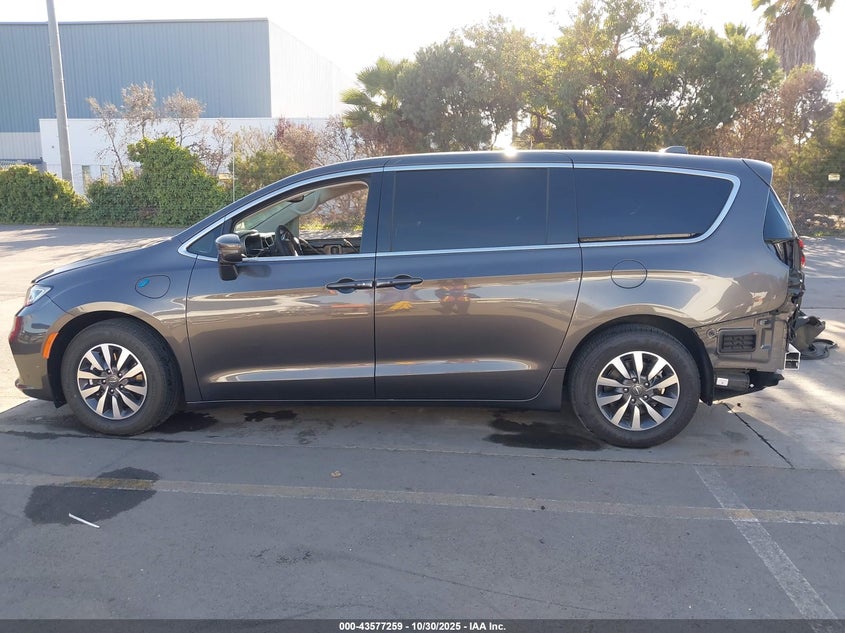 2022 Chrysler Pacifica Hybrid Touring L VIN: 2C4RC1L7XNR139546 Lot: 43577259