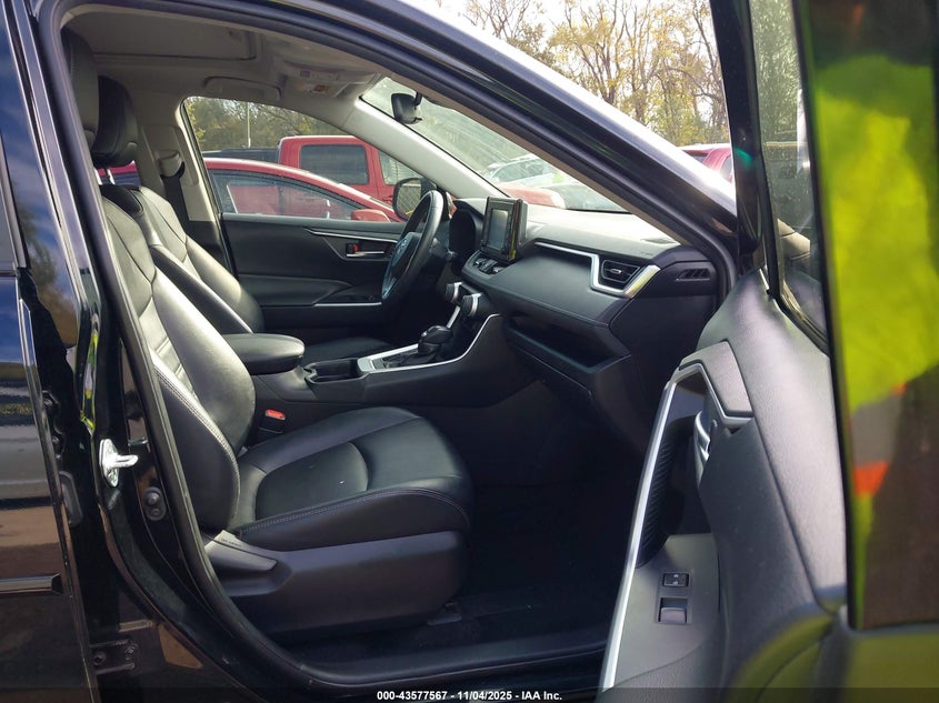 2019 TOYOTA RAV4 XLE PREMIUM JTMA1RFV9KD040582