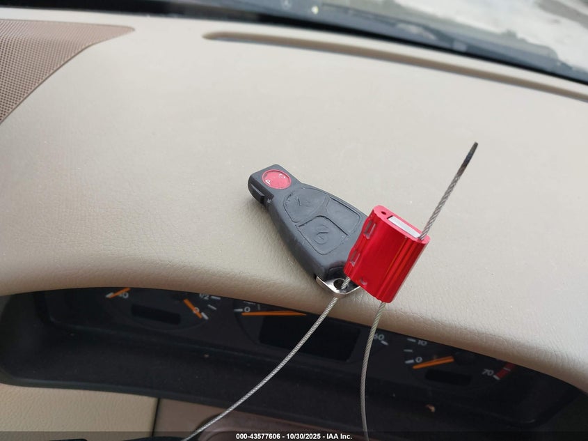 2001 Mercedes-Benz E 320 VIN: WDBJF65J61B275626 Lot: 43577606