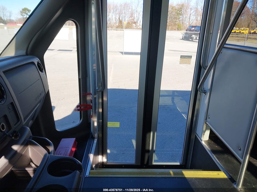 2015 Ford E-350 Cutaway VIN: 1FDEE3FS9FDA03204 Lot: 43578751