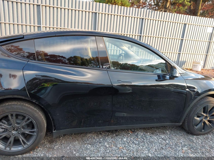 2025 Tesla Model Y Long Range Dual Motor All-Wheel Drive VIN: 7SAYGDEE5SF307925 Lot: 43578852