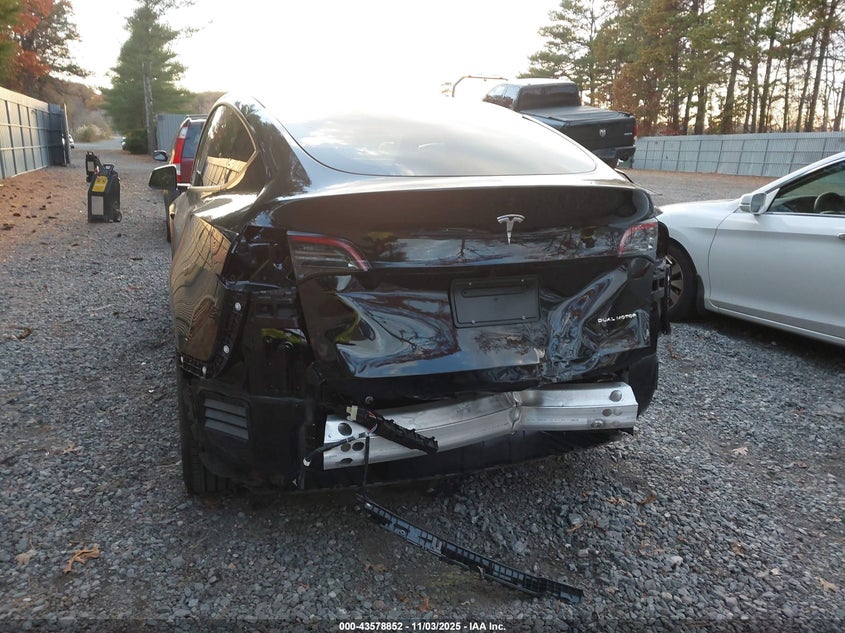 2025 Tesla Model Y Long Range Dual Motor All-Wheel Drive VIN: 7SAYGDEE5SF307925 Lot: 43578852