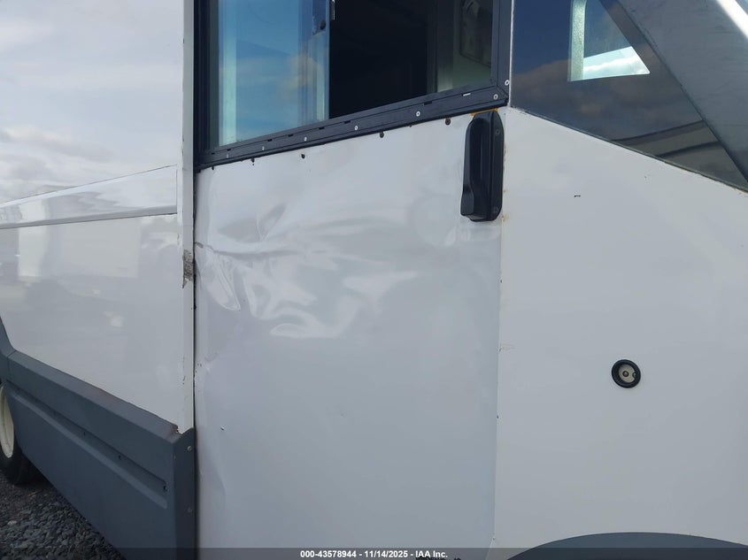 2017 Isuzu Reach VIN: JALB4T176H7W00551 Lot: 43578944