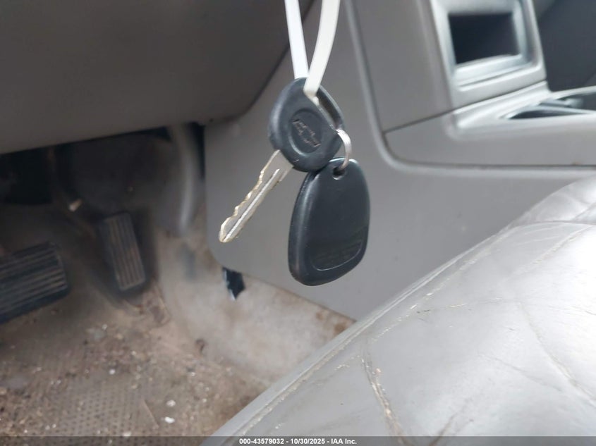 2004 Chevrolet Tahoe Lt VIN: 1GNEC13ZX4J252889 Lot: 43579032