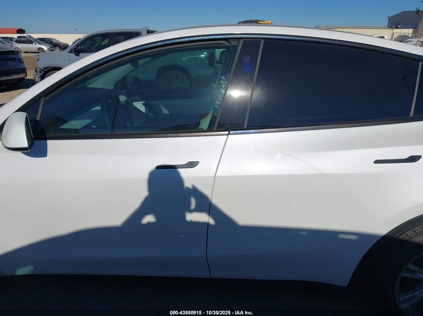2021 Tesla Model Y Long Range Dual Motor All-Wheel Drive VIN: 5YJYGAEE5MF212702 Lot: 43580915