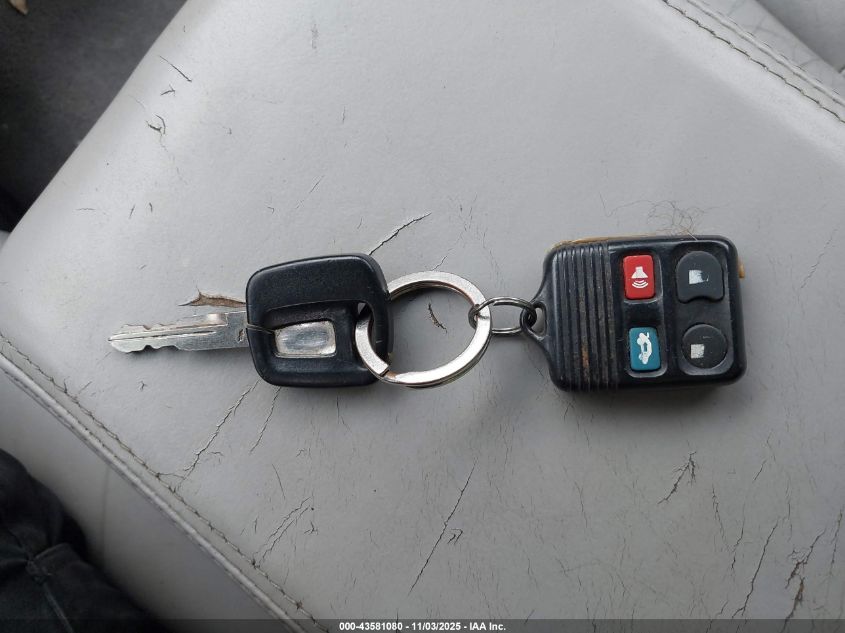 2002 Lincoln Town Car Signature VIN: 1LNHM82W92Y657970 Lot: 43581080