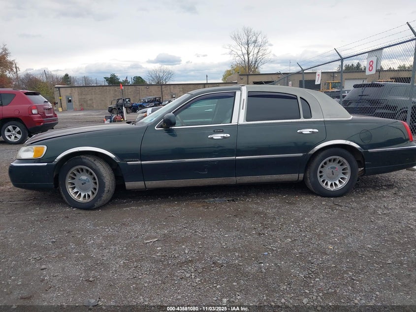 2002 Lincoln Town Car Signature VIN: 1LNHM82W92Y657970 Lot: 43581080