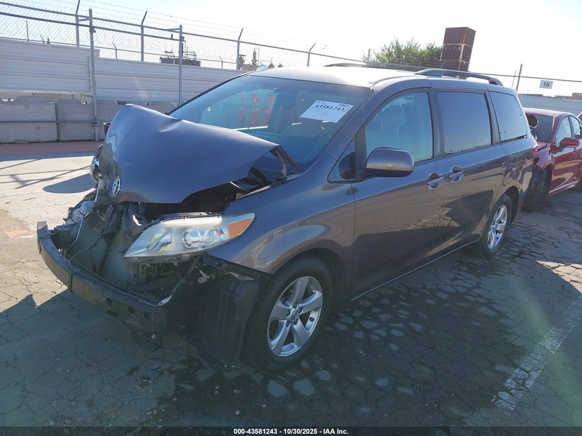 5TDKK3DC2FS613879 2015 TOYOTA SIENNA photo no. 2