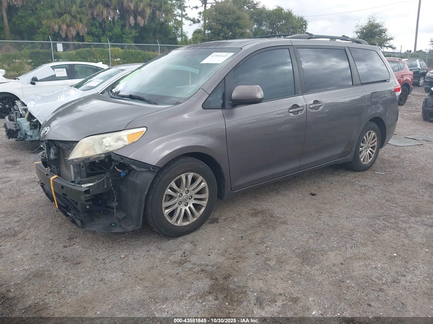5TDYK3DC0ES428805 2014 TOYOTA SIENNA photo no. 2