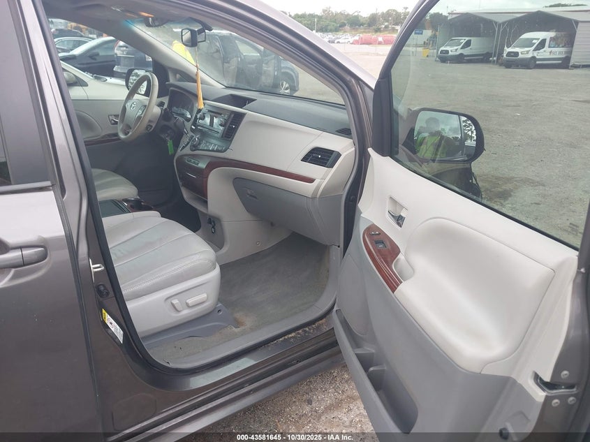 5TDYK3DC0ES428805 2014 TOYOTA SIENNA photo no. 5