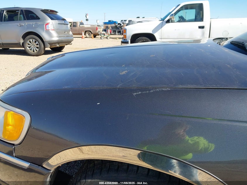 2000 Lincoln Town Car Executive VIN: 1LNHM81W9YY843003 Lot: 43582069