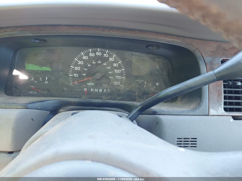 2000 Lincoln Town Car Executive VIN: 1LNHM81W9YY843003 Lot: 43582069