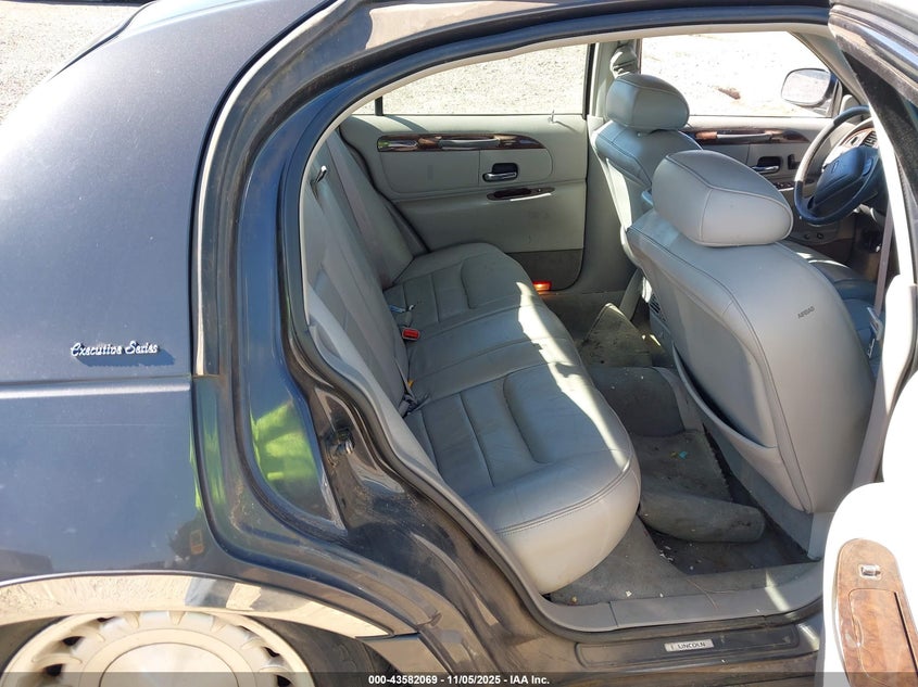 2000 Lincoln Town Car Executive VIN: 1LNHM81W9YY843003 Lot: 43582069