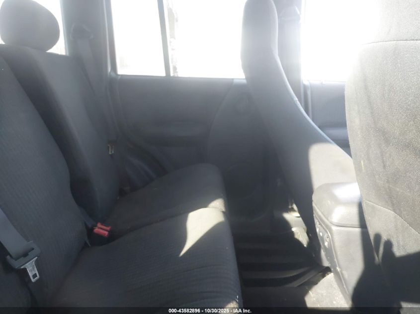 2002 Jeep Liberty Sport VIN: 1J4GL48K52W270273 Lot: 43582896