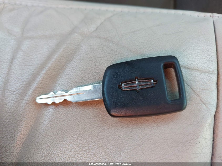 2005 Lincoln Town Car Signature VIN: 1LNHM81W75Y620678 Lot: 43583054