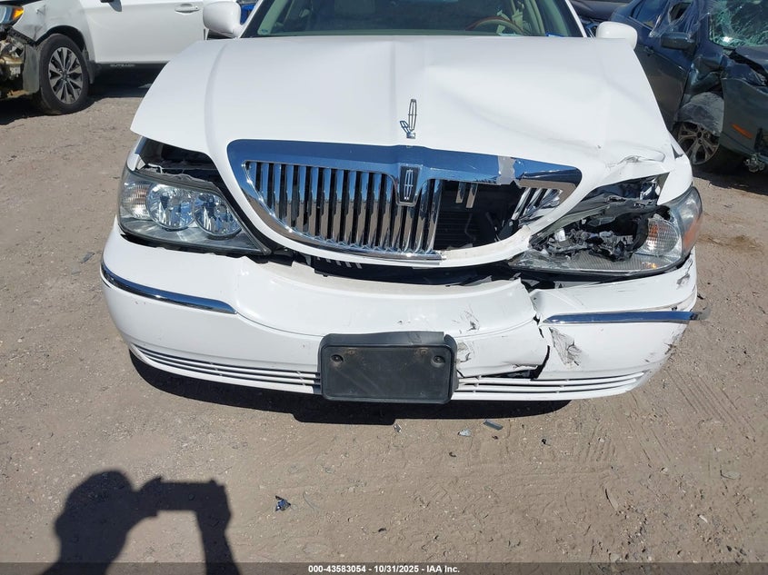 2005 Lincoln Town Car Signature VIN: 1LNHM81W75Y620678 Lot: 43583054