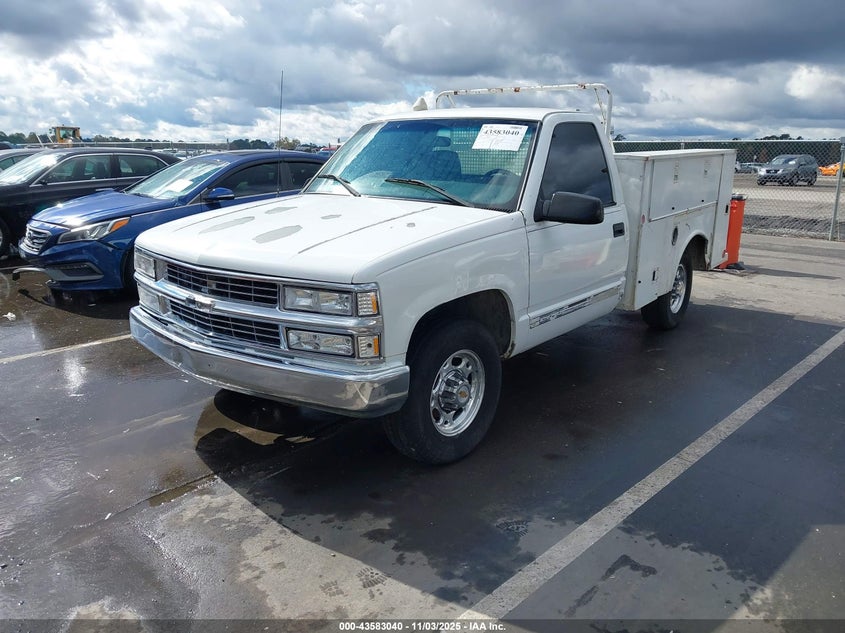 1GBGC34R7YF480714 2000 CHEVROLET C/K photo no. 2