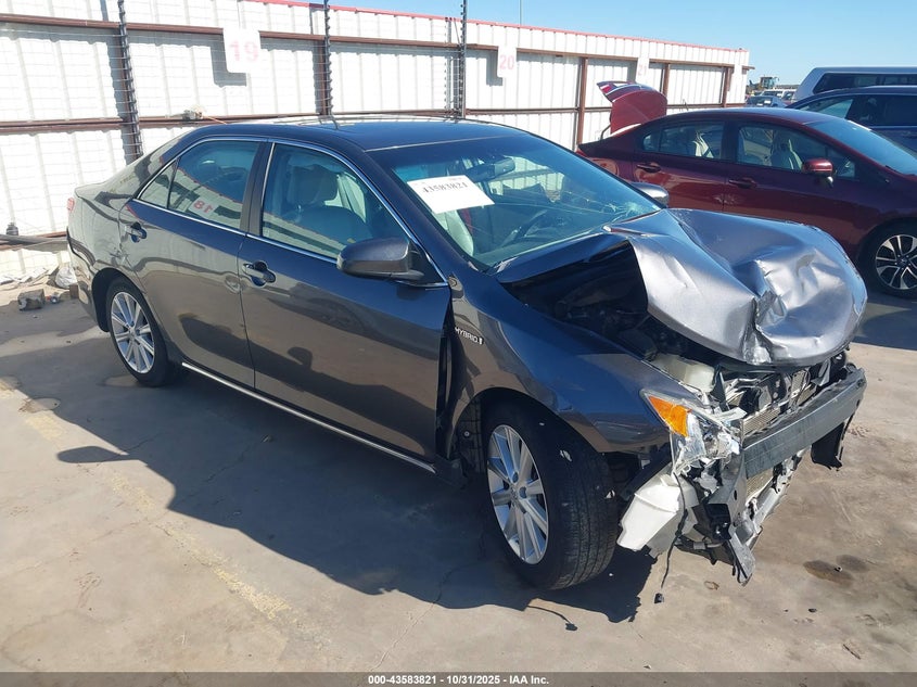 TOYOTA CAMRY HYBRID XLE
