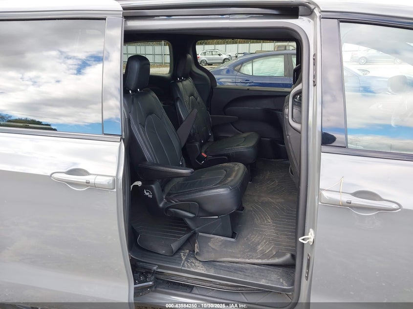 2020 Chrysler Pacifica Touring VIN: 2C4RC1FG0LR251832 Lot: 43584250