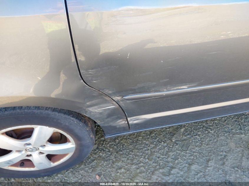 2010 Volkswagen Routan Se VIN: 2V4RW3D11AR323285 Lot: 43584629