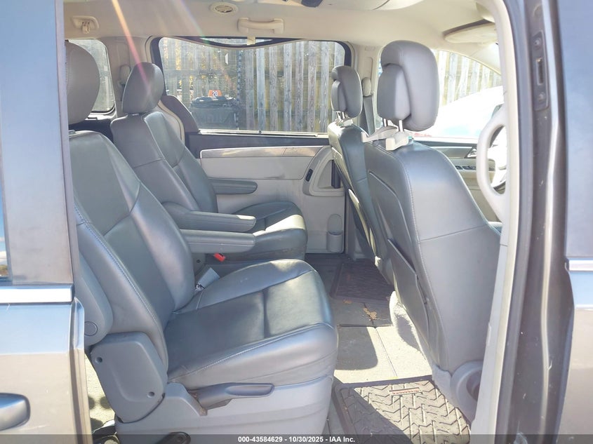 2010 Volkswagen Routan Se VIN: 2V4RW3D11AR323285 Lot: 43584629