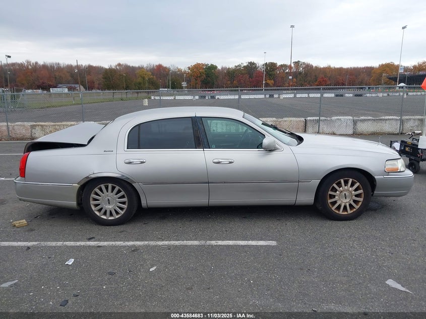 2006 Lincoln Town Car Signature VIN: 1LNHM81W06Y627540 Lot: 43584683