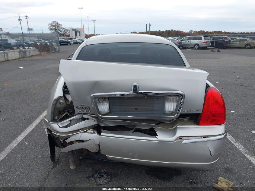 2006 Lincoln Town Car Signature VIN: 1LNHM81W06Y627540 Lot: 43584683