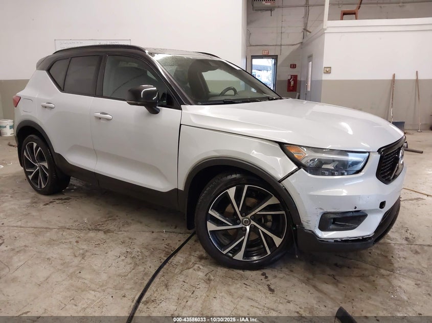 VOLVO XC40 T5 R-DESIGN