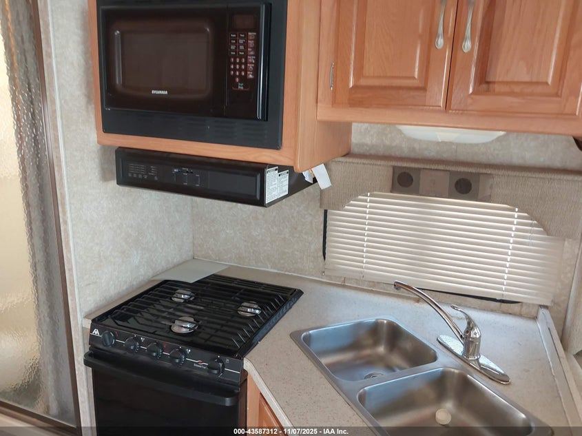 2007 Chevrolet Express Cutaway Work Van VIN: 1GBJG31UX71107942 Lot: 43587312