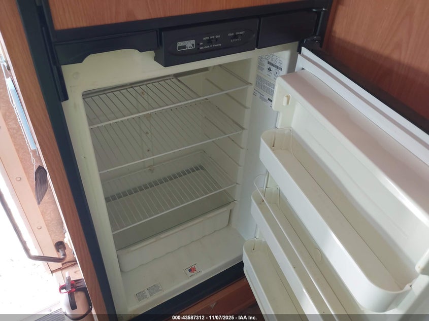 2007 Chevrolet Express Cutaway Work Van VIN: 1GBJG31UX71107942 Lot: 43587312