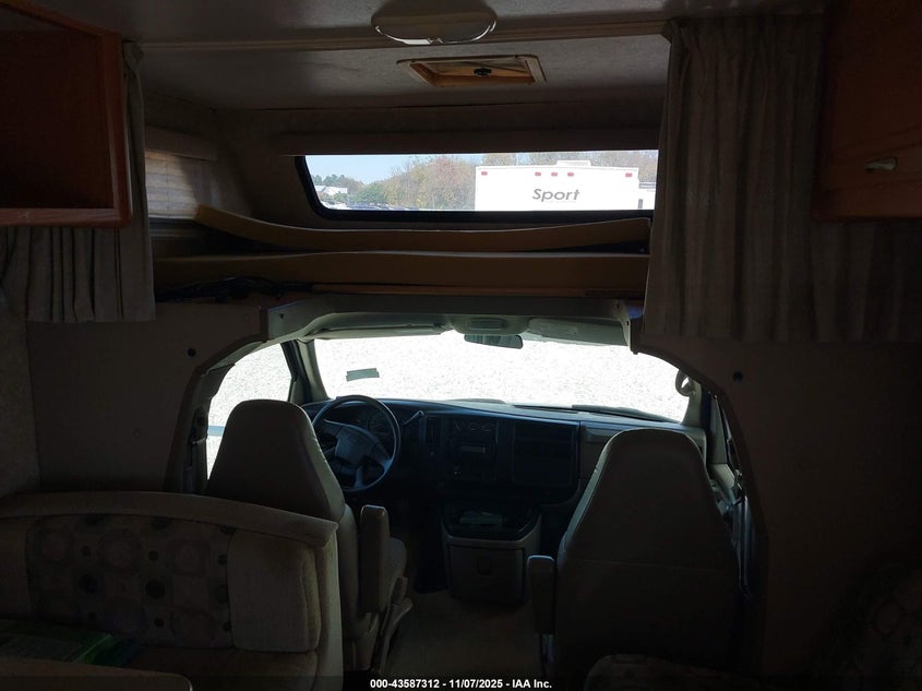 2007 Chevrolet Express Cutaway Work Van VIN: 1GBJG31UX71107942 Lot: 43587312