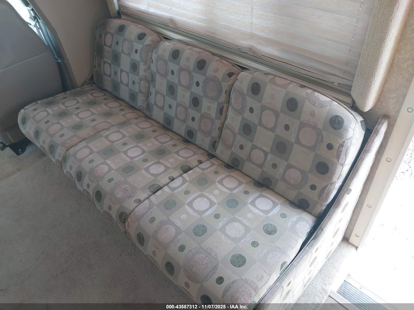 2007 Chevrolet Express Cutaway Work Van VIN: 1GBJG31UX71107942 Lot: 43587312