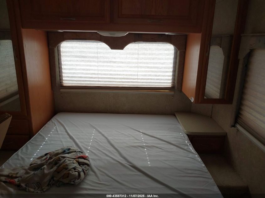 2007 Chevrolet Express Cutaway Work Van VIN: 1GBJG31UX71107942 Lot: 43587312