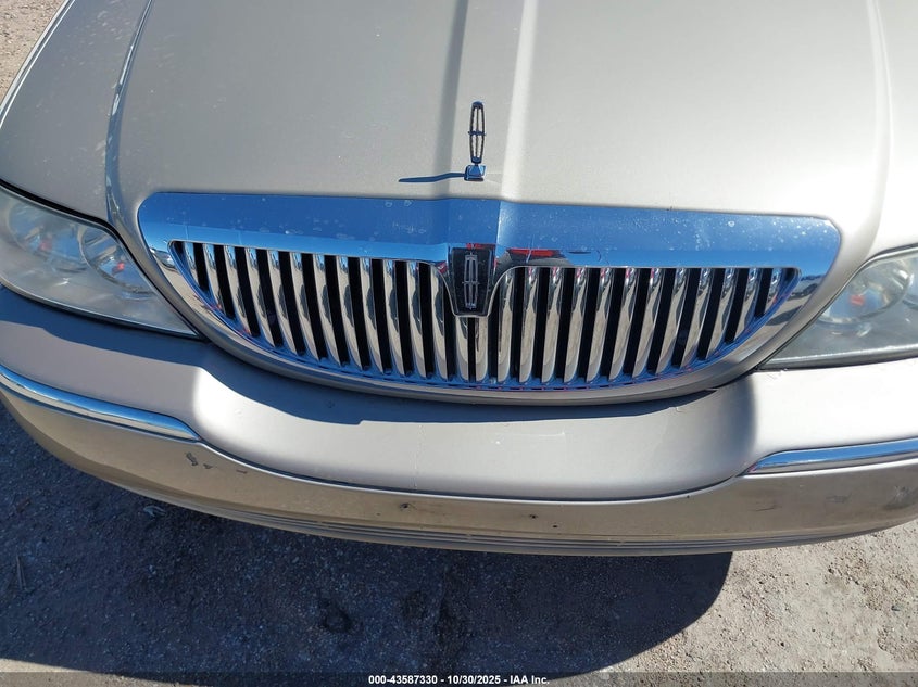 2006 Lincoln Town Car Signature Limited VIN: 1LNHM82V76Y635530 Lot: 43587330