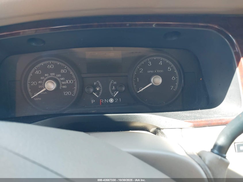 2006 Lincoln Town Car Signature Limited VIN: 1LNHM82V76Y635530 Lot: 43587330