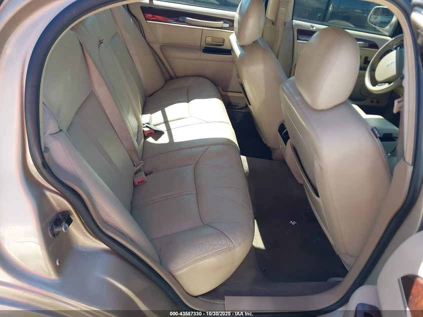 2006 Lincoln Town Car Signature Limited VIN: 1LNHM82V76Y635530 Lot: 43587330