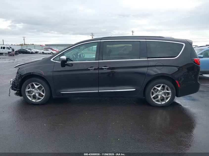 2017 Chrysler Pacifica Limited VIN: 2C4RC1GGXHR729051 Lot: 43588539