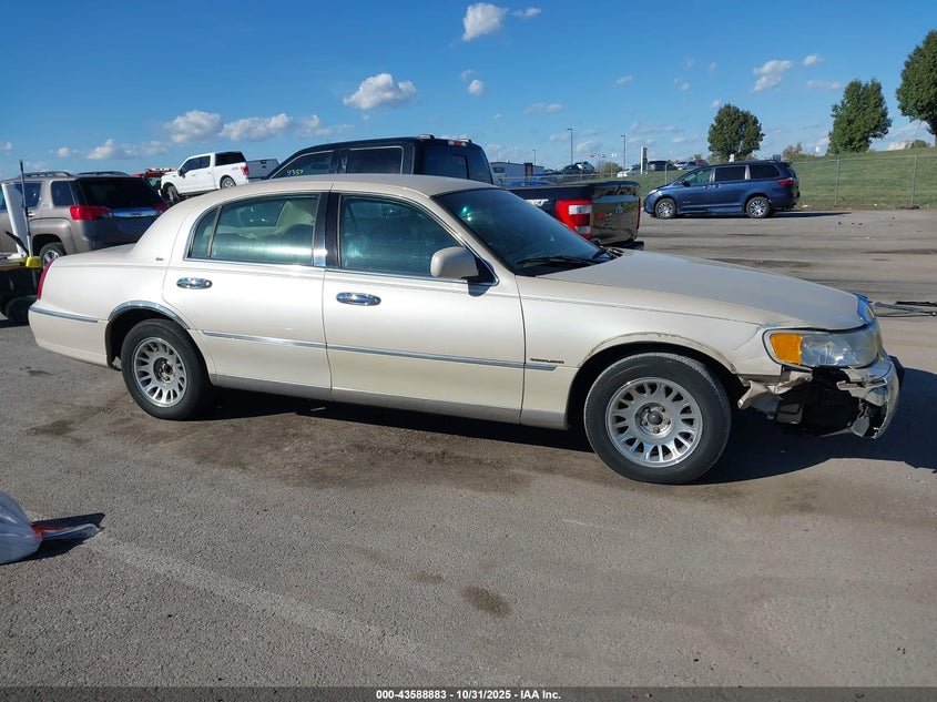2000 Lincoln Town Car Cartier VIN: 1LNHM83W4YY824047 Lot: 43588883