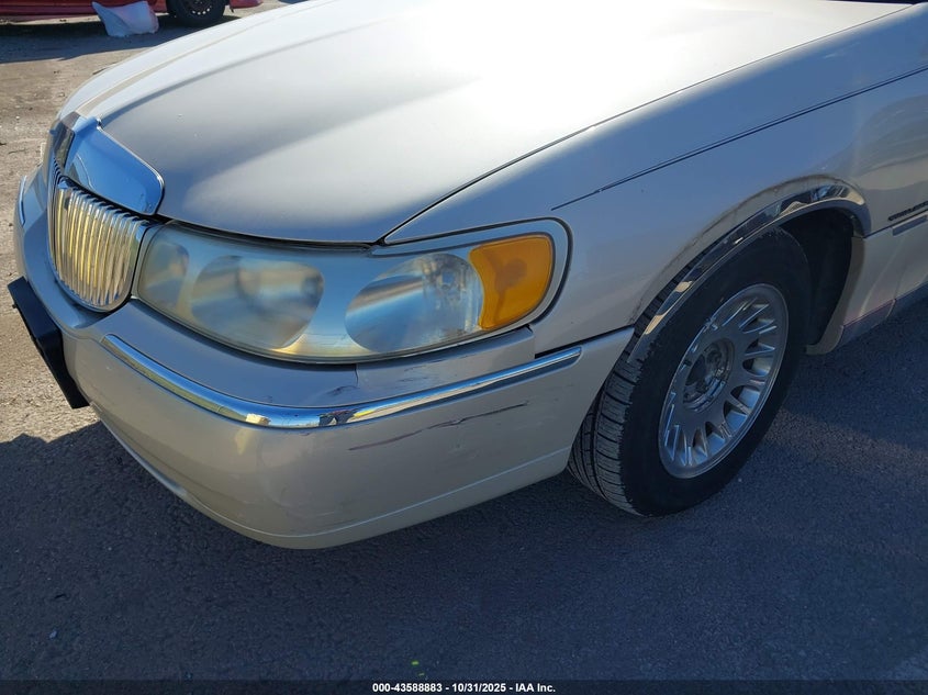 2000 Lincoln Town Car Cartier VIN: 1LNHM83W4YY824047 Lot: 43588883