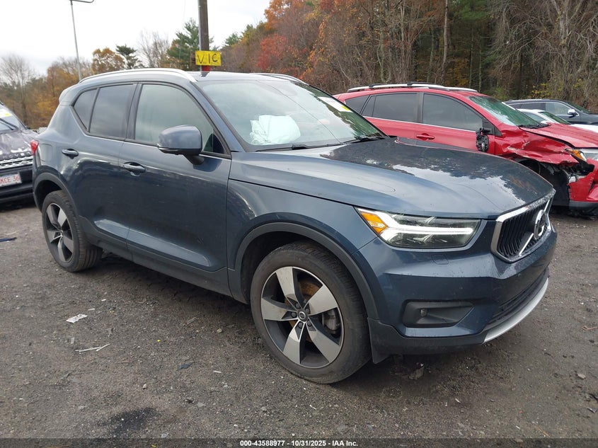 VOLVO XC40 T5 MOMENTUM