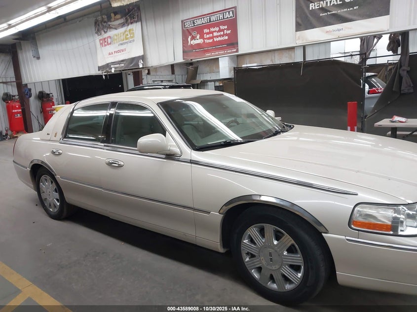 2003 Lincoln Town Car Cartier VIN: 1LNHM83WX3Y689844 Lot: 43589008