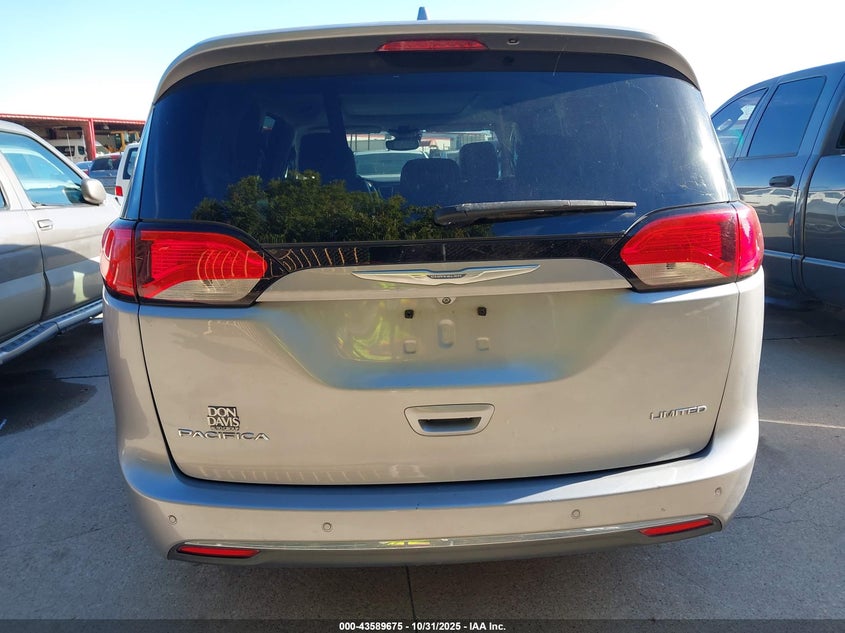 2017 Chrysler Pacifica Limited VIN: 2C4RC1GG5HR782711 Lot: 43589675