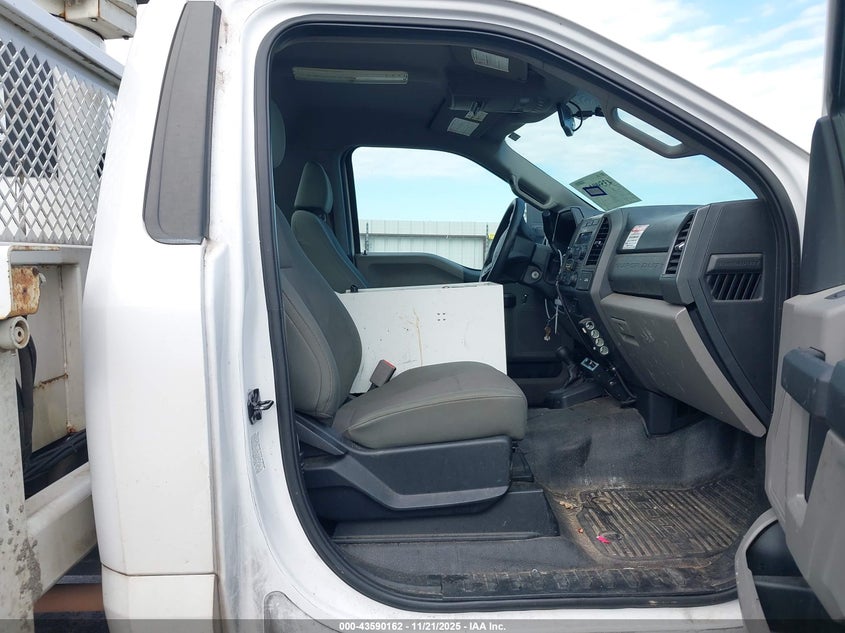 2017 Ford F-550 Chassis Xl VIN: 1FDUF5HY1HEB23002 Lot: 43590162