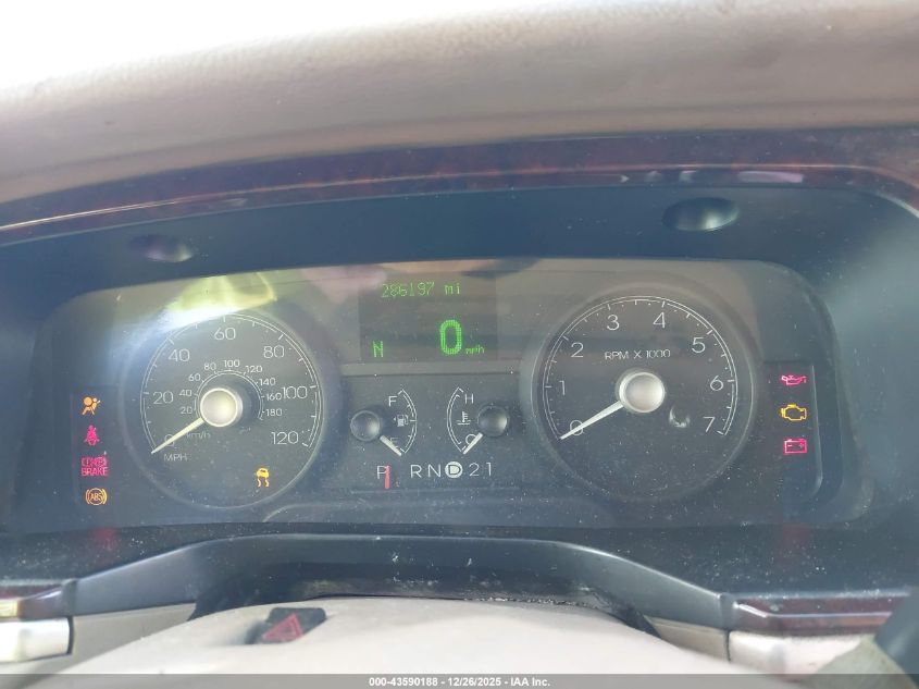 2007 Lincoln Town Car Signature Limited VIN: 1LNHM82V27Y637073 Lot: 43590188