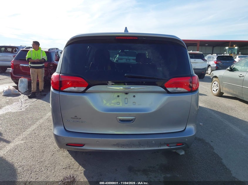 2018 Chrysler Pacifica Touring VIN: 2C4RC1DG7JR173906 Lot: 43590831