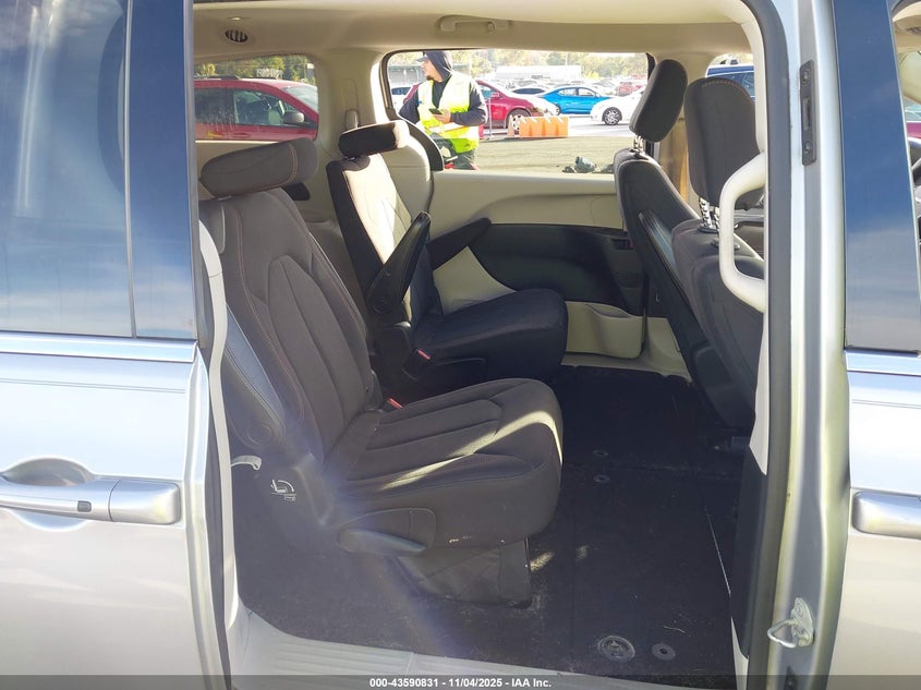 2018 Chrysler Pacifica Touring VIN: 2C4RC1DG7JR173906 Lot: 43590831