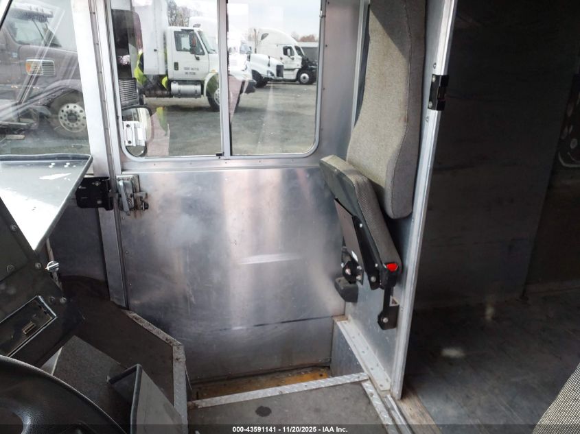 2022 Ford Econoline E450 Super Duty Commercial Stripped Chassis VIN: 1FC3E4KK7NDC38433 Lot: 43591141